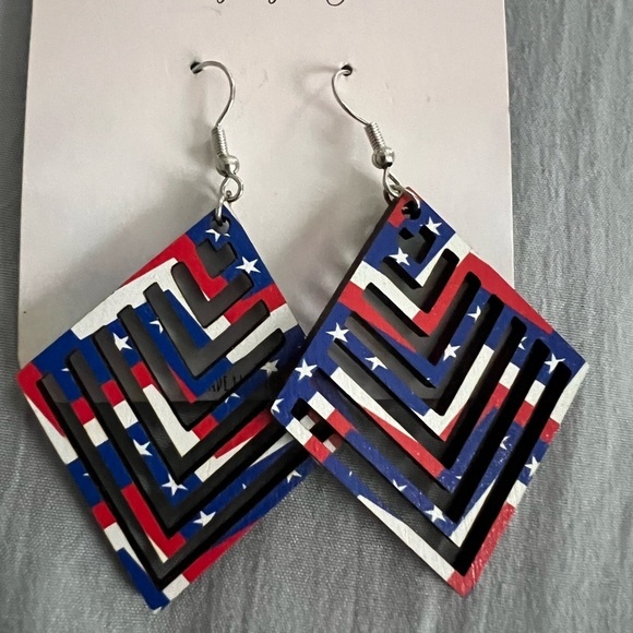 New Daisy Rey Designs Patriotic Wood Earrings - Picture 1 of 2